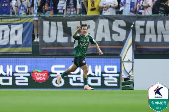 지난달 31일 전주월드컵경기장에서 열린 하나은행 K리그1 2025 17라운드 전북 현대와 울산 HD의 경기. 전북 송민규가 동점골을 넣고 세리머니하고 있다. 2025.5.31 한국프로축구연맹 제공