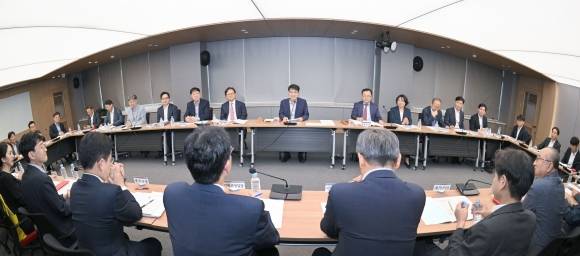 김정기 대구시장 권한대행 행정부시장이 2일 시청 산격청사에서 간부회의를 주재하고 있다. 대구시 제공