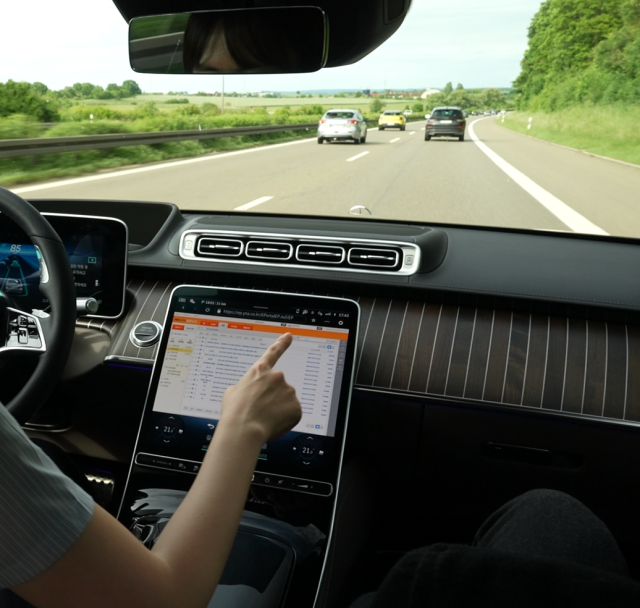 29일(현지 시간) 레벨3(부분자율주행)에 해당하는 드라이브 파일럿 기술로 독일 바덴뷔르템베르크주의 고속도로를 시속 85㎞로 자율주행하고 있는 메르세데스벤츠의 플래그십 럭셔리 세단 S클래스 580e 모델에 앉은 운전자가 스티어링휠에서 손을 떼고 e메일을 확인하고 있다. 사진=구경우 기자