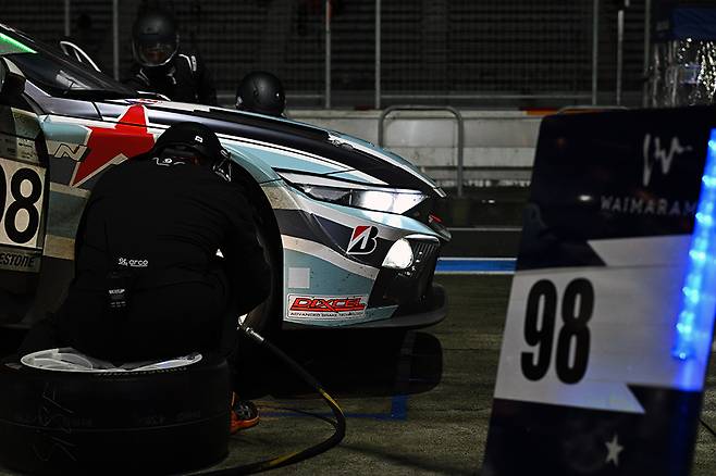 와이마라마 레이싱의 미케닉이 타이어를 교체하고 있다. 사진: 김학수 기자