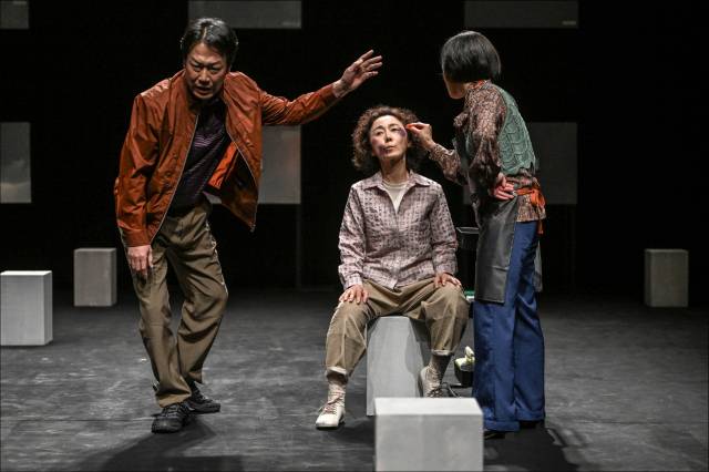 연극 ‘유령’에서 배우 이지하(가운데)와 강신구(왼쪽), 전유경(오른쪽)이 가정 폭력 장면을 연기하고 있다. 사진 제공=세종문화회관