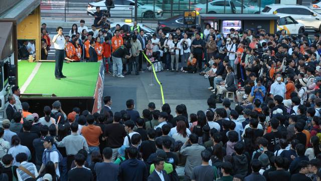 (서울=뉴스1) 신웅수 기자 = 이준석 개혁신당 대통령 후보가 1일 오후 서울역 광장에서 시민들에게 지지를 호소하고 있다. 2025.6.1/뉴스1