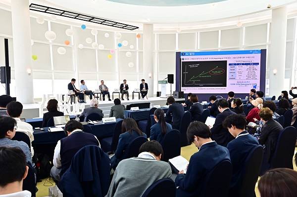 [사진: 제20회 제주포럼, 연결과 포용의 AX 세션에서 AX를 통한 디지털 포용과 사회적 연결에 대해 논의하고 있는 패널들]