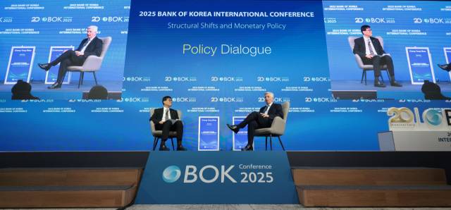 이창용 한국은행 총재와 크리스토퍼 월러 미국 연방준비제도(연준·Fed) 이사가 2일 서울 중구 한국은행 별관에서 열린 2025 BOK 국제콘퍼런스에서 미국 경제 전망을 포함한 다양한 통화정책 이슈를 주제로 대담하고 있다. 연합뉴스