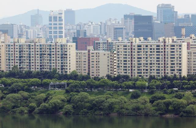 서울 성동구 달맞이공원에서 바라본 강남구 압구정동 아파트의 모습. 연합뉴스