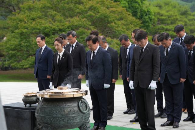 2일 국립서울현충원에서 정재관 군인공제회 이사장 등 임직원들이 현충탑에 참배하고 있다. 사진 제공=군인공제회