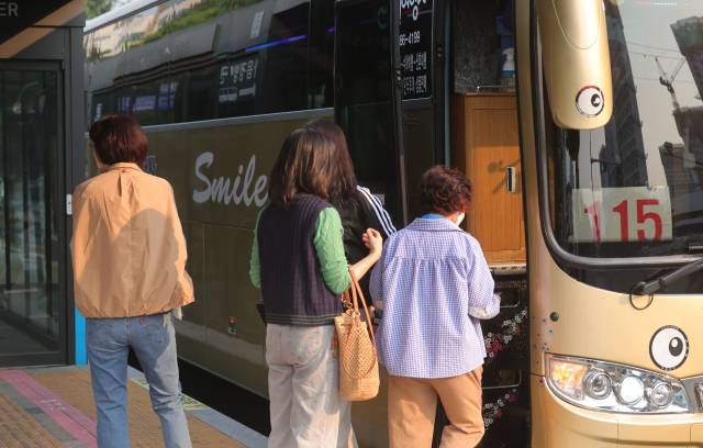 지난 5월 28일 창원 시내버스 파업에 따라 전세버스를 이용하는 시민들. 연합뉴스