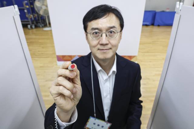 오민석 서울특별시선거관리위원회 위원장이 2일 서울 용산구 청파도서관에 마련된 청파동 제1투표소에서 기표 도장을 들어 보이고 있다. 조태형 기자