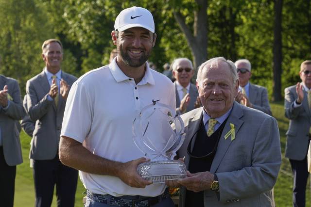 스코티 셰플러(왼쪽부터)가 대회 호스트인 잭 니클라우스와 트로피를 들고 기념 사진을 촬영하고 있다. AP연합뉴스