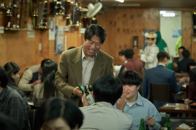 영화 '소주전쟁'의 한 장면으로 국보소주의 재무이사역 표종록 역을 맡은 유해진. 사진 제공=쇼박스