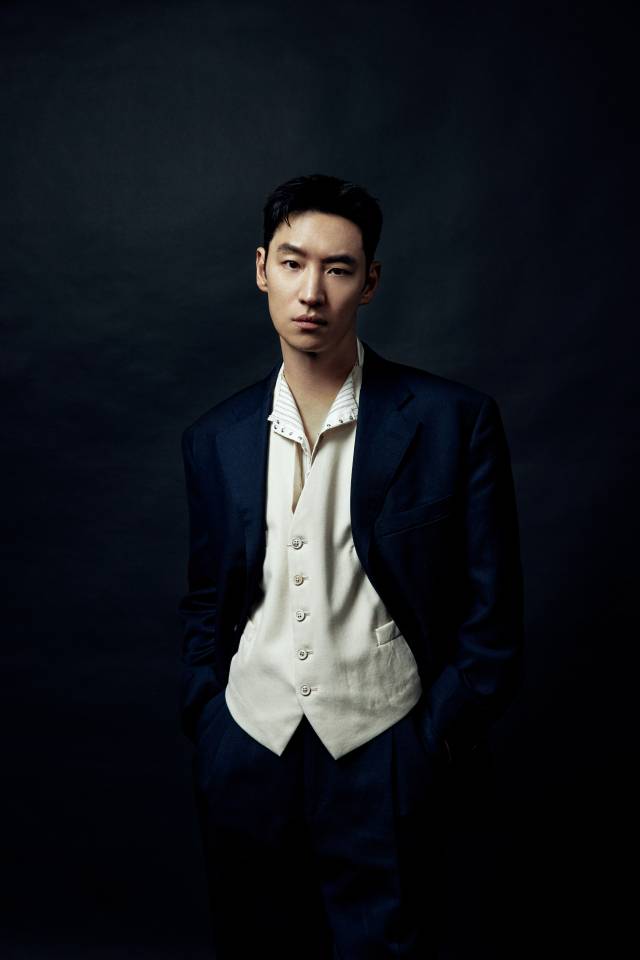 영화 '소주전쟁'에서 글로벌 기업인수합병 전문가 인범 역을 맡은 배우 이제훈. 사진 제공=쇼박스