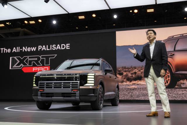 호상엽 현대제네시스글로벌디자인담당 부사장이 지난 4월 16일(현지시간) 미국 뉴욕 제이콥 재비츠 컨벤션 센터에서 열린 '2025 뉴욕 국제 오토쇼'에서 최초로 선보인 '디 올 뉴 팰리세이드'의 디자인을 설명하고 있다. 사진 제공=현대차