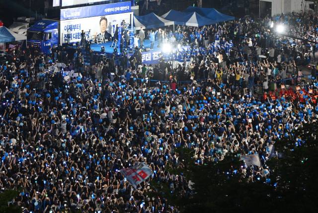 이재명 더불어민주당 대선 후보가 대선을 하루 앞둔 2일 많은 지지자들이 운집한 서울 영등포구 여의도공원에서 피날레 유세를 하고 있다. 오승현 기자 2025.06.02