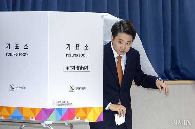 이준석 개혁신당 대선후보가 5월29일 경기 화성시 동탄9동 행정복지센터에서 사전투표를 하고 있다. ⓒ시사IN 박미소