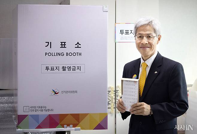 권영국 민주노동당 대선후보가 5월29일 전남 여수시 주삼마을회관에서 사전투표를 하고 있다. ⓒ시사IN 이명익