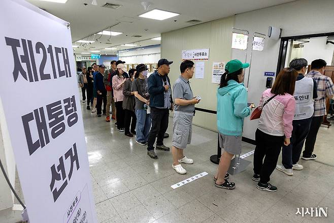 제21대 대통령선거 사전투표가 시작된 5월29일 오전 인천광역시 부평구청에 마련된 사전투표소에 많은 유권자들이 찾아와 투표를 위해 줄 서 있다. ⓒ시사IN 조남진
