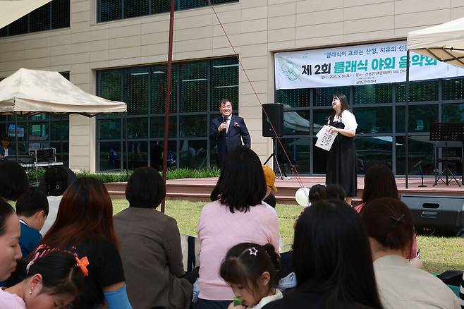 이승화 산청군수가 지난달 31일 산청군가족문화센터 잔디밭에서 열린 '제 2회 클래식 야외 음악회'에 참석해 인사말을 하고 있다. ⓒ산청군