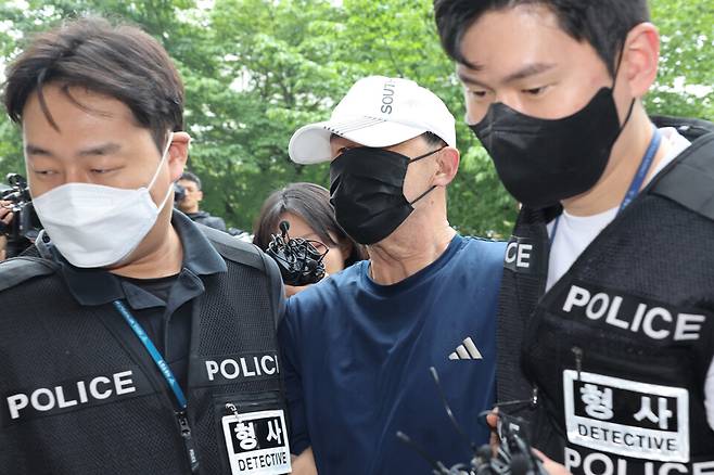 서울 지하철&nbsp;5호선&nbsp;열차 안에서 휘발유로 불을 지른 혐의를 받는 60대 남성이 2일 구속 전 피의자심문에 출석하고자 서울남부지방법원으로 호송되고 있다. ⓒ연합뉴스