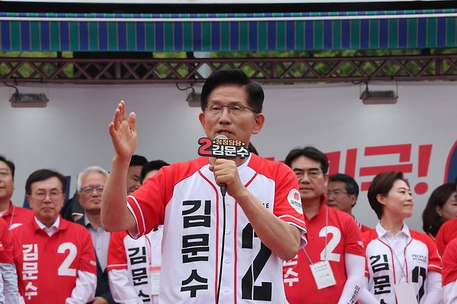 김문수 국민의힘 대선 후보가 제21대 대통령선거 선거일을 하루 앞둔 2일 부산역에서 시민들에게 지지를 호소하고 있다. ⓒ연합뉴스