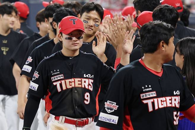 KIA 윤도현(9번)이 1일 수원KT위즈파크에서 열린 KT와 원정경기에서 데뷔 첫 멀티홈런으로 5-3 승리를 이끈 뒤 동료들과 손뼉을 마주치고 있다. 사진제공｜KIA 타이거즈