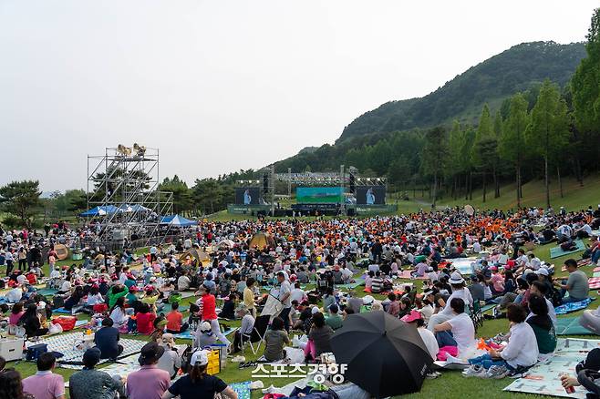 골프장 위의 한류 콘서트 ‘서원밸리 자선콘서트’가 지난달 31일 경기도 파주 서원밸리 골프장 1번홀 페어웨이에게 성대하게 열렸다. |서원밸리 골프장 제공