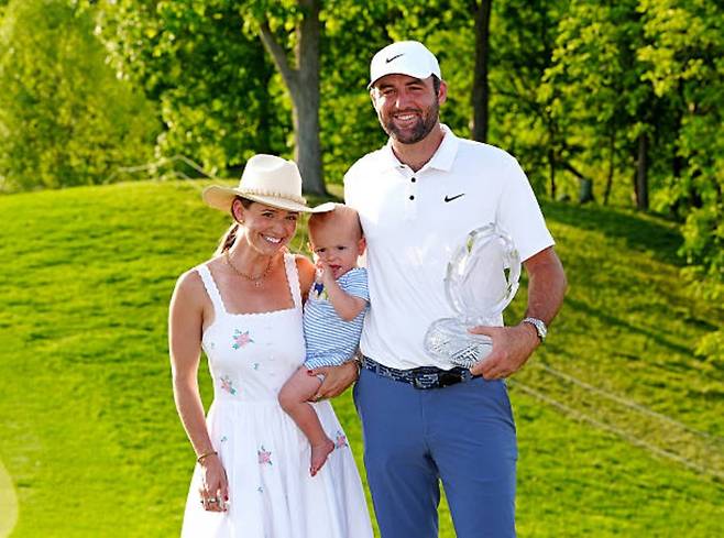 아내, 아들과 함께 우승의 기쁨을 나누는 셰플러&nbsp;ⓒgettyimages