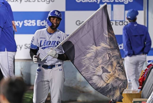 삼성 르윈 디아즈가 지난달 27일 대구 롯데전에서 7회말 2점 홈런을 터트린 뒤 사자 깃발을 들고 있다. /사진=삼성 라이온즈 제공