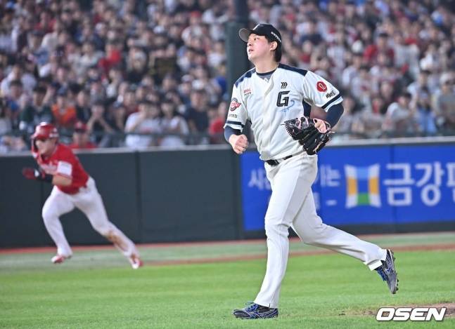 9회초 결승점으로 이어지는 폭투를 범하고 아쉬워하는 김원중.