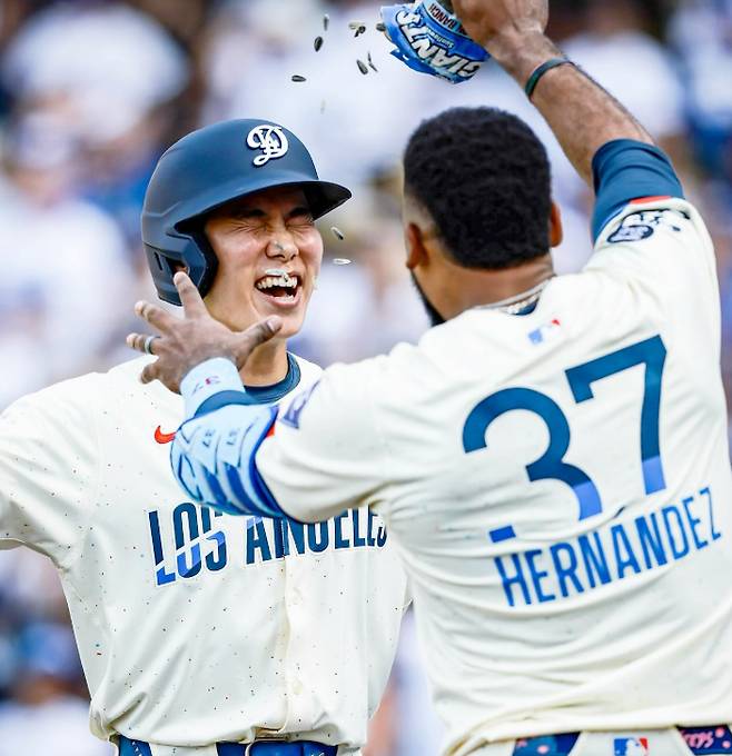 다저스 김혜성(왼쪽)이 1일 2회말 홈런을 터뜨린 뒤 테오스카 에르난데스의 축하를 받고 있다. /사진=LA 다저스 공식 SNS