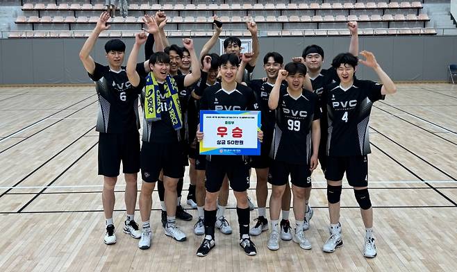 김광국(가운데) 등 한국전력 출신 선수들이 주축으로 있는 PVC가 '2025 제17회 용인특례시·경기일보 전국 남녀 생활체육 배구대회' 종합부 우승을 차지하고 기념촬영을 하고 있다. /사진=PVC 제공