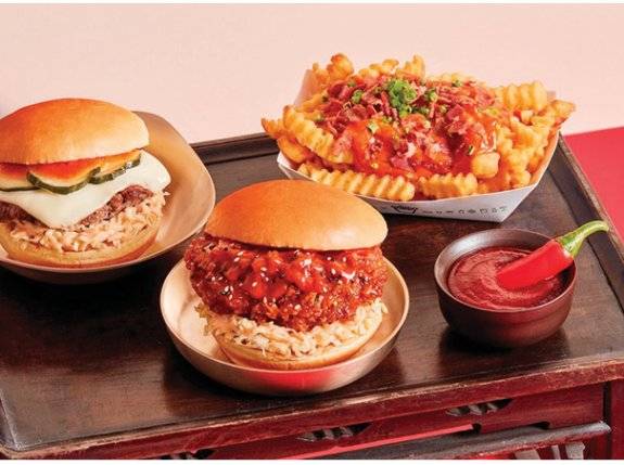 버거 전문점 쉐이크쉑에서 판매한 고추장쉑, 고추장치킨쉑, 고추장프라이(왼쪽부터). SPC그룹 제공