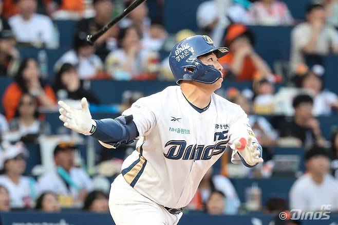 1일 창원NC파크에서 열린 2025 신한 SOL Bank KBO리그 한화 이글스와 NC 다이노스의 경기, 오영수는 팀이 2-3으로 끌려가던 6회말 2사 만루 상황 주현상의 초구 146km/h 직구를 받아쳐 우측 담장을 넘어가는 역전 대타 만루홈런을 터뜨렸다. NC 다이노스