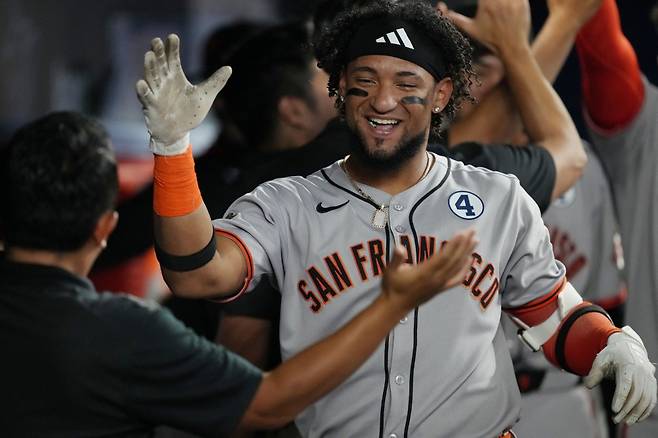 2일 미국 플로리다주 마이애미의 론디포파크에서 열린 2025 미국프로야구 메이저리그 샌프란시스코 자이언츠와 마이애미 말린스의 경기, 샌프란시스코가 4:2로 승리했다. 4회초 2사 1, 2루 샌프란시스코 루이스 마토스가 3점 홈런을 친 뒤 기뻐하고 있다. REUTERS 연합뉴스