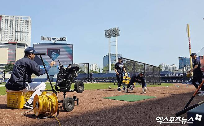 30일 오후 경상남도 창원NC파크에서 열리는 '2025 신한 SOL Bank KBO리그' 한화 이글스와 NC 다이노스의 경기에 앞서 NC 선수들이 수비 훈련을 하고 있다. 엑스포츠뉴스 DB