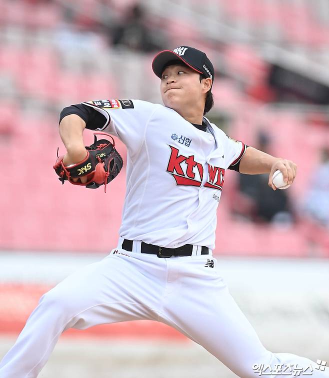 KT 위즈와 롯데 자이언츠가 2일 1:1 트레이드를 단행했다. KT는 이번 트레이드를 통해 외야수 이정훈을 품었고, 롯데는 좌완투수 박세진을 영입했다. KT는 이정훈이 타격에 강점을 지닌 좌타자라는 점에서 기대를 걸고 있고, 롯데는 박세진이 좌완투수 선수층을 두껍게 해 팀 전력을 강화할 것으로 내다보고 있다. 엑스포츠뉴스 DB