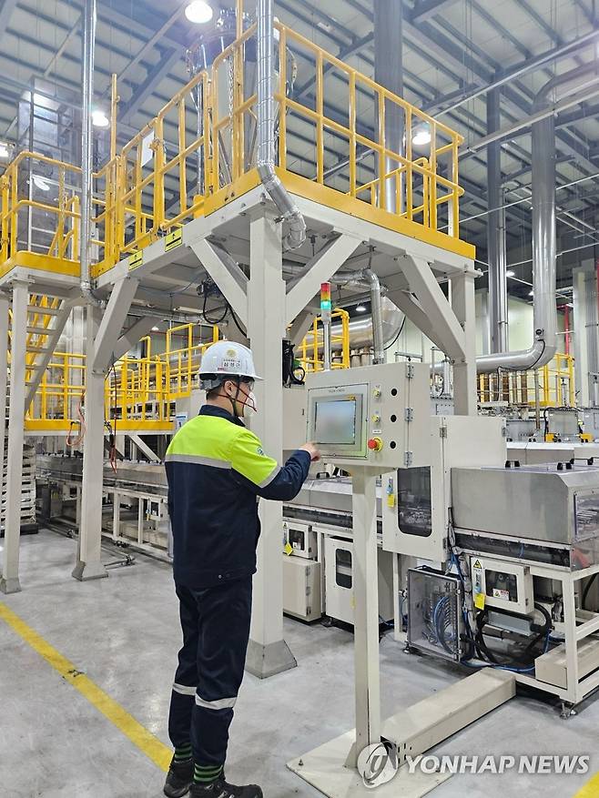 포스코퓨처엠 관계자가 세종 기술연구소 파일럿 플랜트에서 LMR 양극재 제품 생산을 테스트하고 있다.[포스코퓨처엠 제공. 재판매 및 DB 금지]