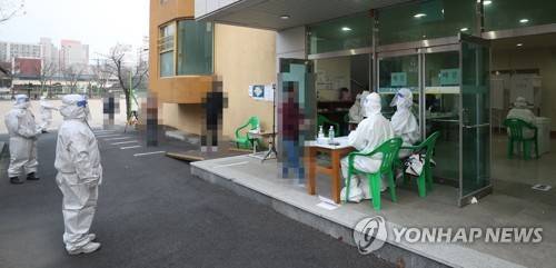 순조롭게 진행되는 확진자 투표  (울산=연합뉴스) 김용태 기자 = 제20대 대통령 선거일인 9일 오후 울산 한 초등학교 체육관에 마련된 투표소에서 코로나19 확진자들이 투표하고 있다. 2022.3.9 yongtae@yna.co.kr