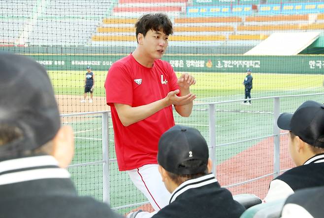 상인천중 야구부와 대화하는 김광현 [SSG 랜더스 제공, 재판매 및 DB 금지]