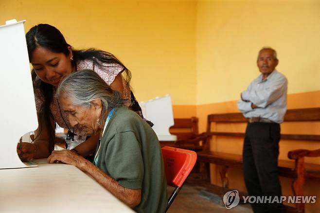 판사 선거 투표하는 멕시코 주민 (테오티틀란델바예 로이터=연합뉴스) 1일(현지시간) 멕시코 오악사카(와하카) 테오티틀란델바예에 마련된 투표소에서 한 주민이 판사 선거 투표를 하고 있다. 2025.6.2