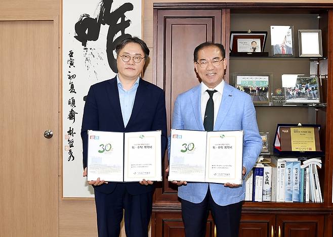 신라대, 사상구육아종합지원센터 위탁 운영 협약 조병길 사상구청장(오른쪽)과 김순석 신라대 평생교육원장이 협약을 체결하고 있다. [신라대 제공]