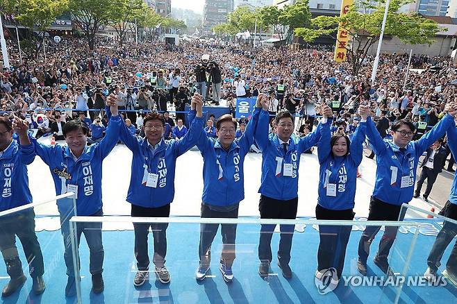 선거 이틀 앞두고 '험지 공략' 나선 이재명 후보 (울산=연합뉴스) 김주성 기자 = 더불어민주당 이재명 대선 후보가 막바지 '험지 공략'에 나선 지난 1일 울산광역시 일산해수욕장 앞에서 두팔을 들어보이고 있다. 2025.6.1 [공동취재] utzza@yna.co.kr