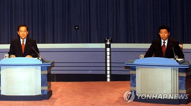 지난 2002년 이회창·노무현 후보 토론회 모습 [연합뉴스 자료사진]