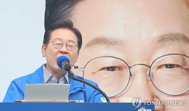 북서울꿈의숲에서 지지 호소하는 이재명 후보 (서울=연합뉴스) 김도훈 기자 = 더불어민주당 이재명 대선 후보가 선거를 하루 앞둔 2일 서울 강북구 북서울꿈의숲 서문광장에서 시민들에게 지지를 호소하고 있다. 2025.6.2 superdoo82@yna.co.kr