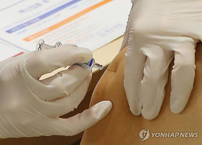 코로나19 예방접종 시작… 65세 이상, 독감 동시 접종 권고 [연합뉴스 자료사진. 재판매 및 DB 금지]
