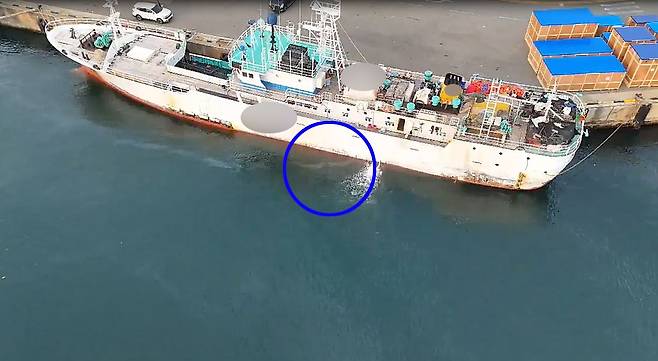 원양어선에서 누출된 기름(파란색) [부산해경 제공. 재판매 및 DB 금지]