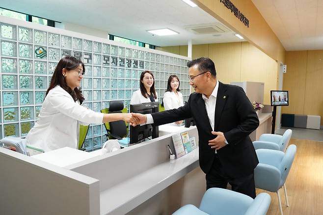 새단장을 마친 중랑구 모자건강센터를 찾아 직원들을 격려 류경기 구청장 [중랑구 제공. 재판매 및 DB 금지]