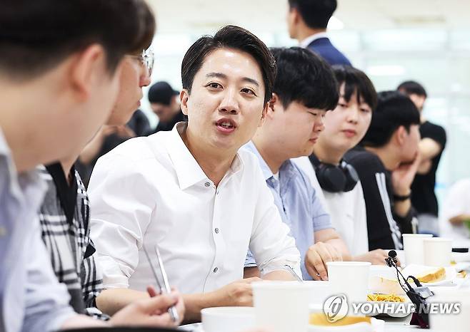 한국공학대 학생들과 학식 먹는 이준석 후보 (시흥=연합뉴스) 홍기원 기자 = 개혁신당 이준석 대선 후보가 2일 경기도 시흥시 정왕동 한국공학대학교에서 열린 '학식먹자 이준석' 행사에서 학생들과 학식을 먹으며 대화하고 있다. 2025.6.2 xanadu@yna.co.kr