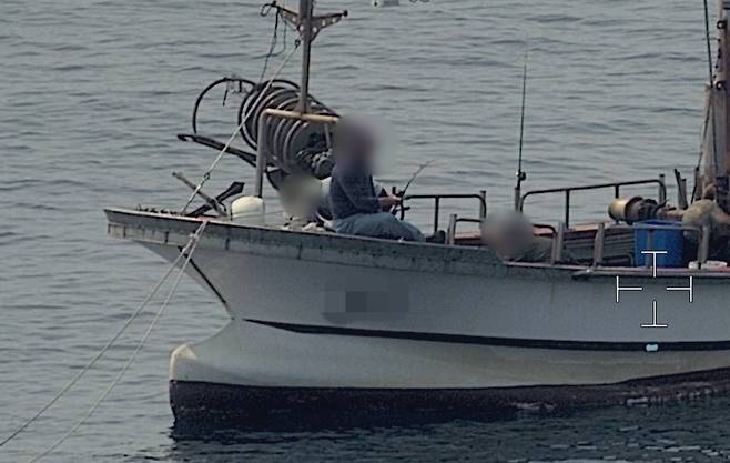 구명조끼 미착용 낚시객 [동해해경청 제공. 재판매 및 DB 금지]