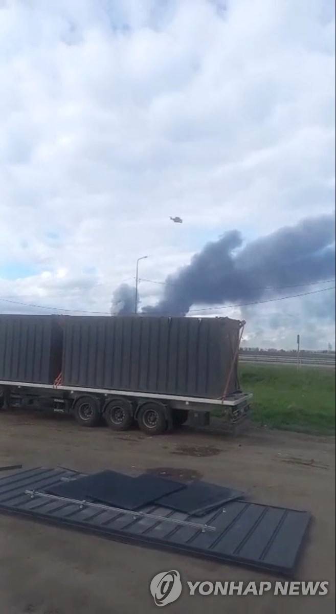 러시아 이르쿠츠크 인근 공군기지에 가해진 우크라이나 드론 공격으로 연기가 피어오르는 모습 [로이터 연합뉴스. 재판매 및 DB 금지]