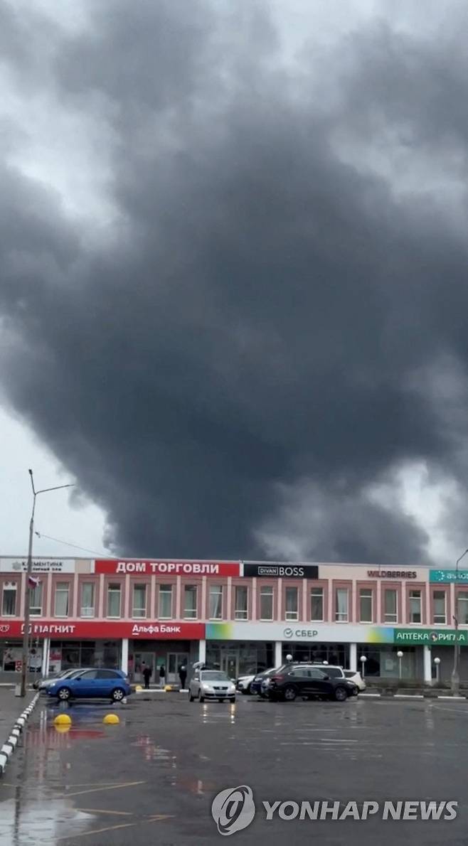 우크라이나 드론 공격 후 피어오르는 연기 [로이터=연합뉴스. SNS 캡처. 재판매 및 DB 금지]